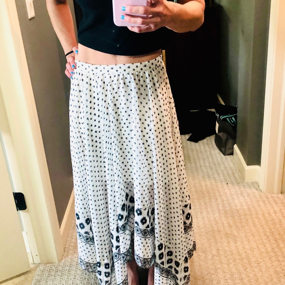 Black and White Handkerchief skirt. BEAUTIFUL & comfortable! SZ XS.